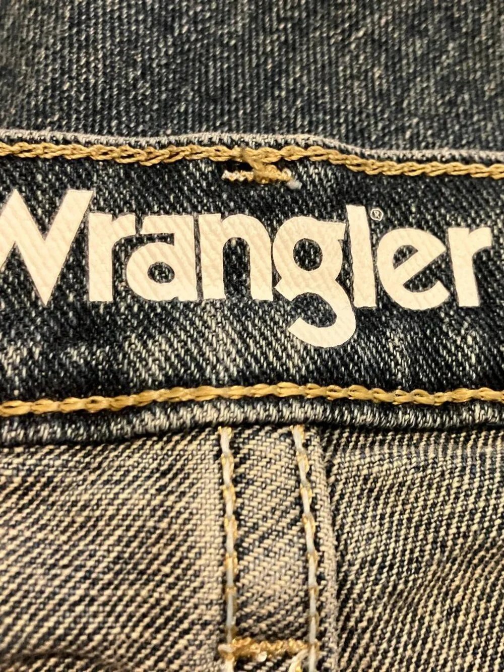 Men's Wrangler's Medium Wash, Straight Leg Blue Jeans. Size 38 Waist, 30